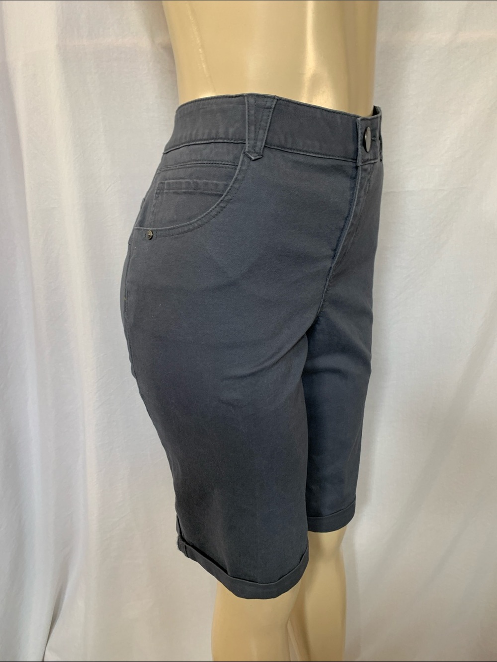 DEMOCRACY Women’s Tummy Control Bermuda Shorts Size 18W Charcoal Color Cuff NWOT